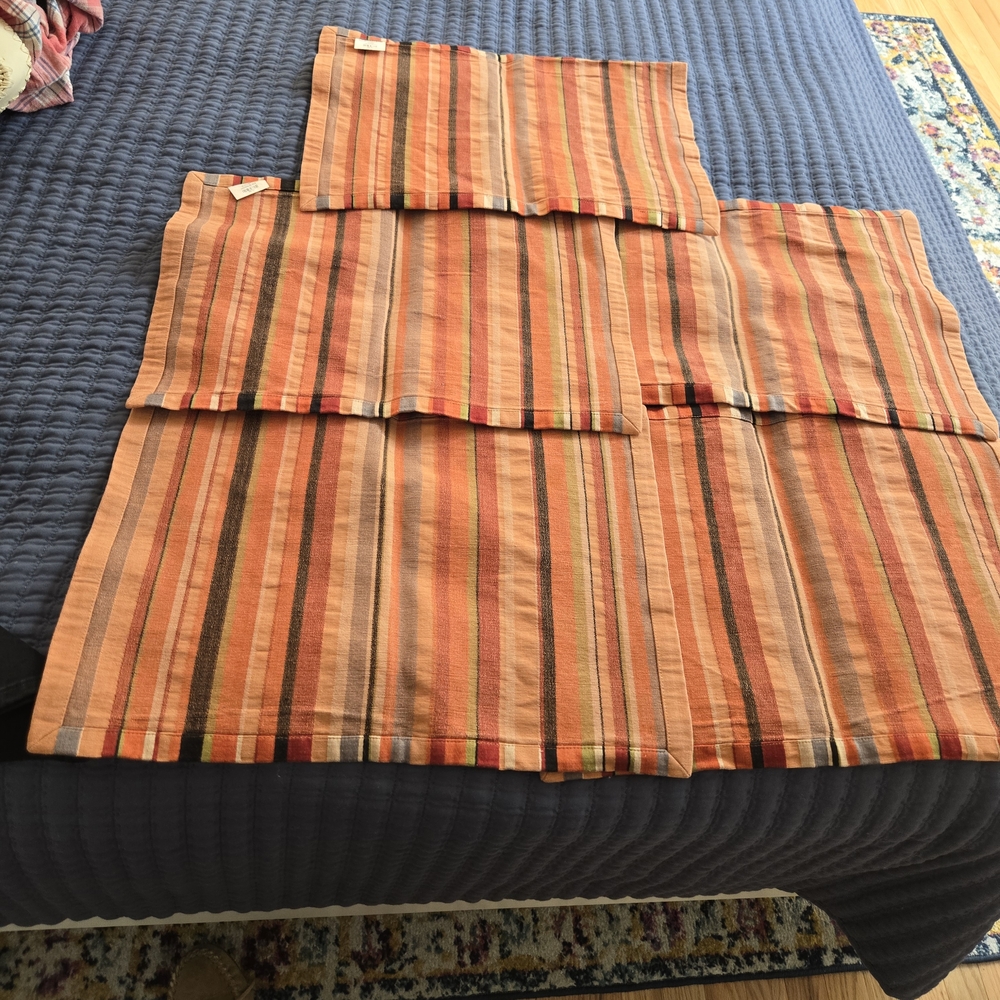 Crate & Barrel 7 placemats - Picture 6 of 12